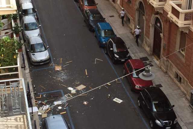 Bari, un uomo lancia mobili, quadri e oggetti pesanti dalla finestra: video